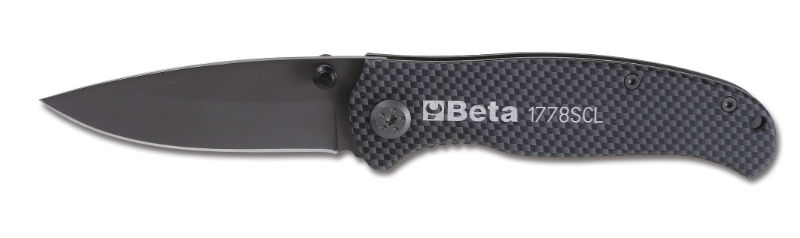 Beta 1778SCL Behajtható pengéjű kés soft carbon look kivitel penge edzett acélból tokkal szállítva termék fő termékképe